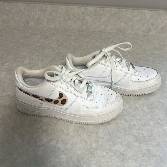 Nike Kids White Air Force 1 with Custom Cheetah Paint Size 3.5Y Same as W 5 - Picture 3 of 6